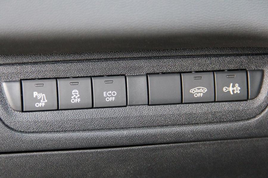  Peugeot 208 5-Door 2012 года  (фото 13 из 73)